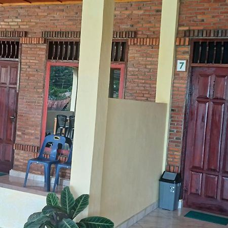Toba Boi Hotel Tuk Tuk Buitenkant foto
