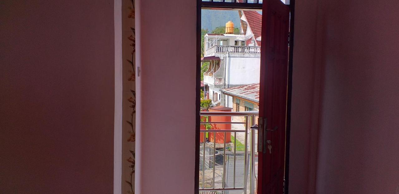 Toba Boi Hotel Tuk Tuk Buitenkant foto